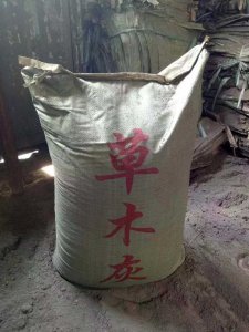 木炭灰可以做肥料吗 木炭灰可否用作肥料？
