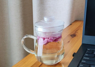 新鲜玫瑰花泡水喝的功效 新鲜玫瑰花可以泡水喝吗